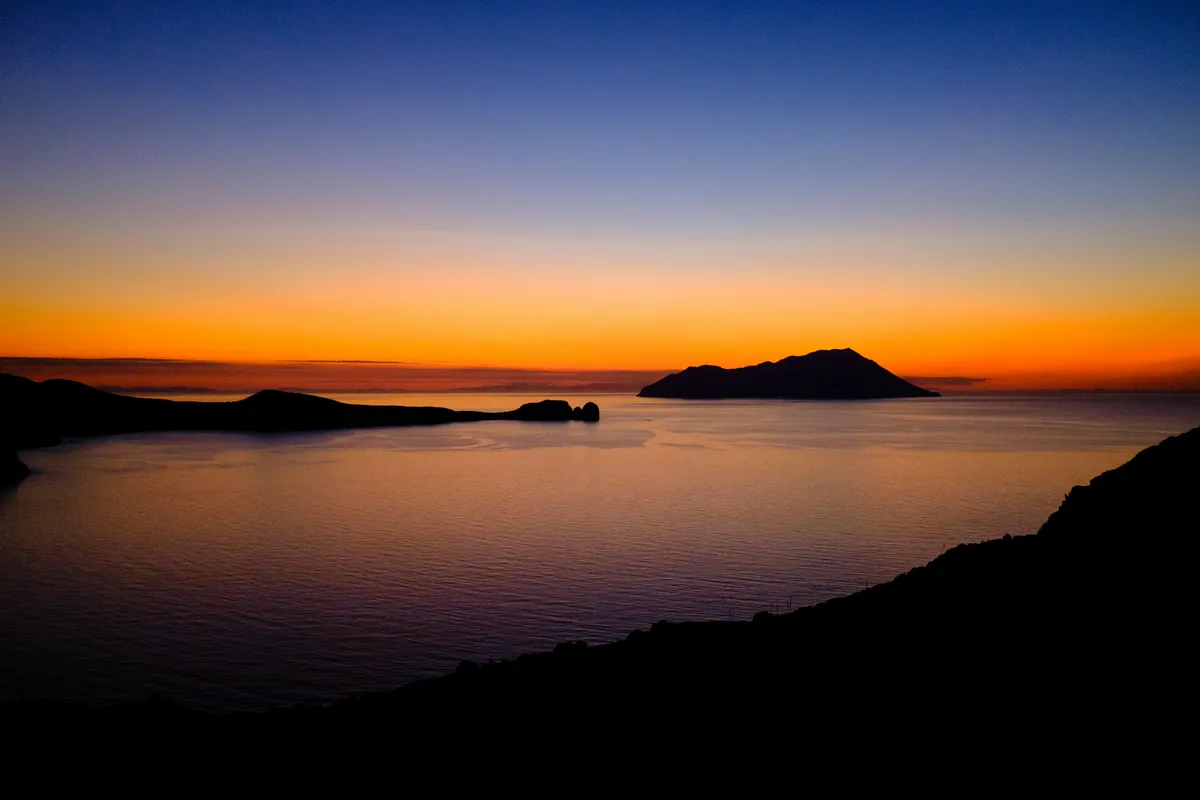 Η γραμμή του ορίζοντος - Book review cover